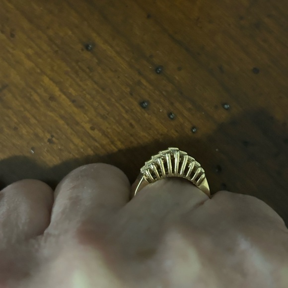 Gold and Diamond Ring. 1 carat total weight diamonds Size 7. - Picture 5 of 8